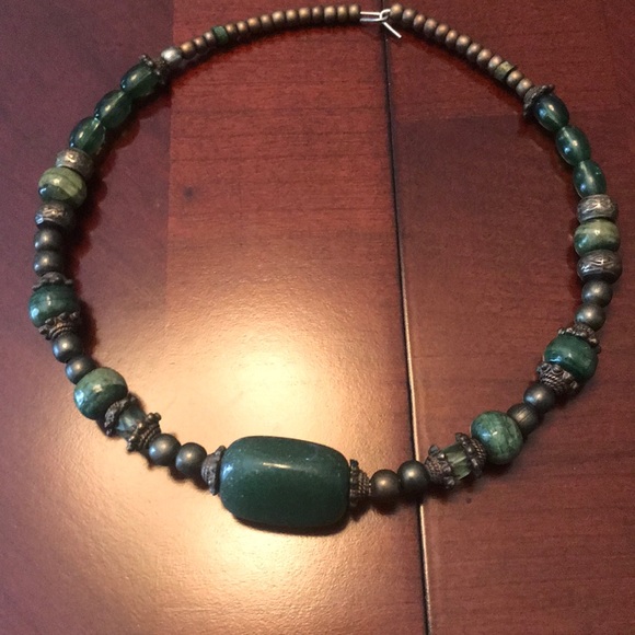 Beautiful green beaded choker & earrings - Picture 2 of 6